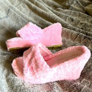 Pink faux fur slip on sandal wedges 💕